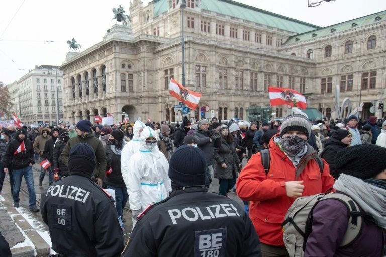 Protest neautorizat împotriva măsurilor anti-coronavirus la Viena
