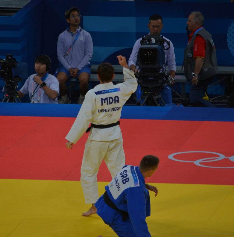 La un pas de medalia olimpică: Judocanul Denis Vieru trece în sferturile de finală a Jocurilor Olimpice