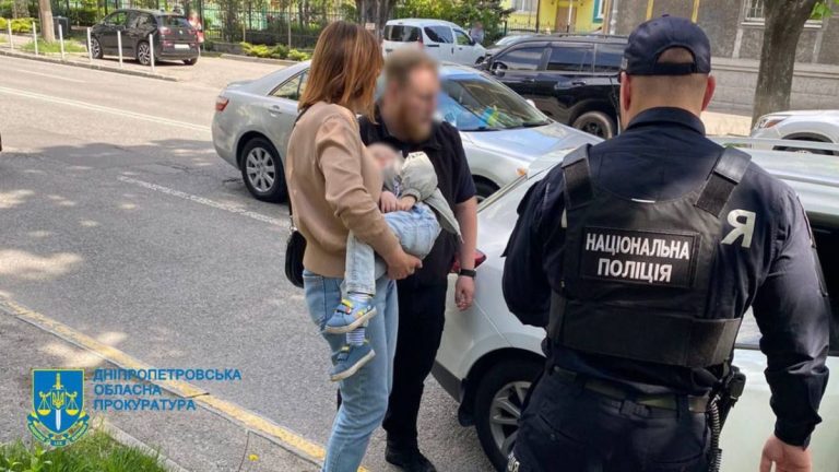 Își vindea copilul! O ucraineancă a fost reținută în flagrant