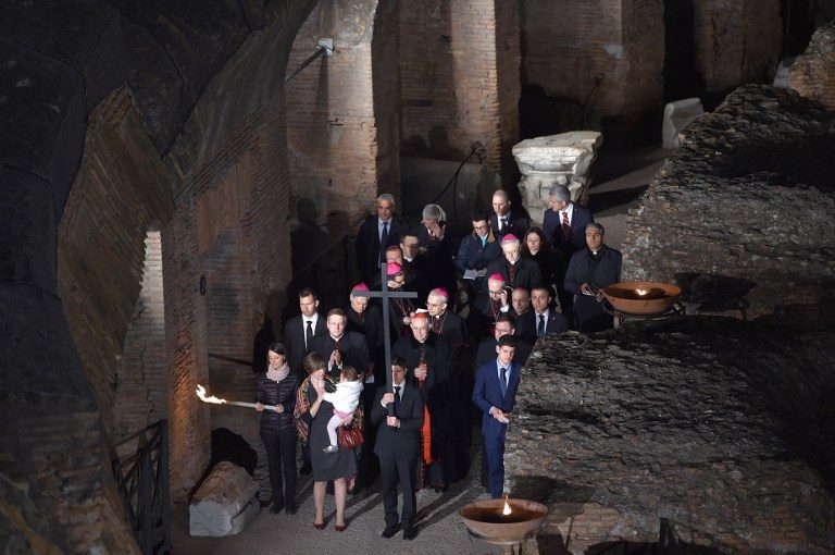 Italia : O familie siriană poartă crucea spre Colosseum în Vinerea Mare catolică