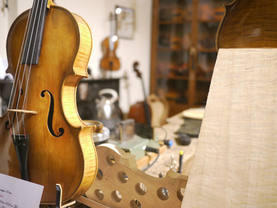 Franța : Un violoncel din secolul al XVIII-lea, în valoare de peste un milion de euro, a fost furat la Paris