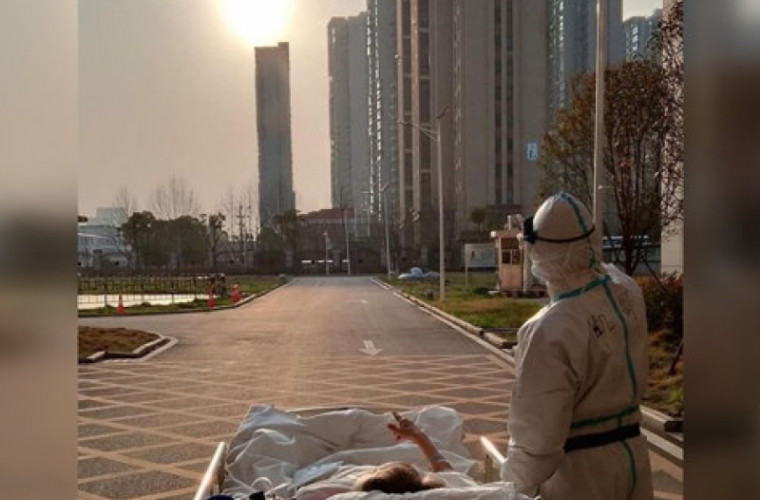 Un bărbat de 87 de ani a fost dus să vadă răsăritul de un medic după ce a stat o lună într-un spital din Wuhan