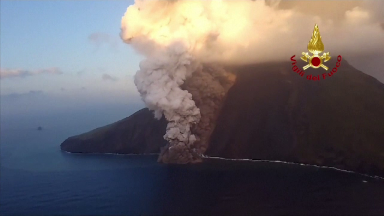 Alertă maximă în Italia: Erupții vulcanice uriașe pe insula turistică Stromboli