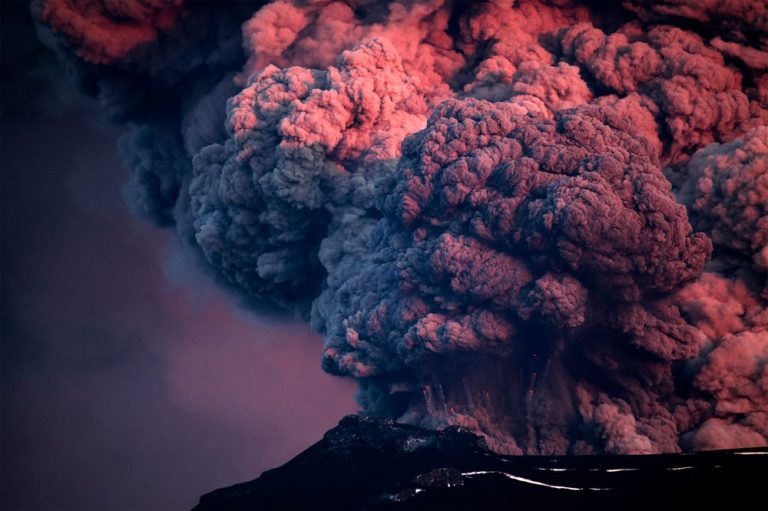 Un vulcan din Ecuador a expulzează o coloană de cenuşă care afectează zone din capitala ţării