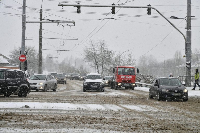 Circulația transportului public din Chișinău, dată peste cap din cauza ninsorii