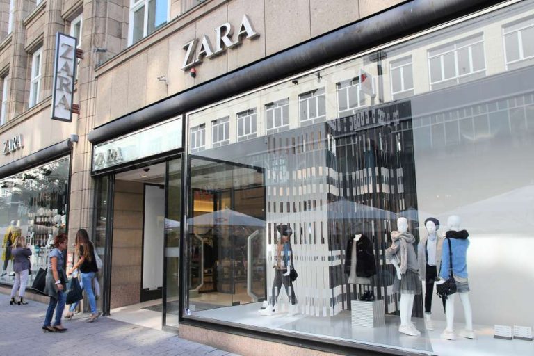 Zara va închide începând de duminică toate magazinele din Rusia