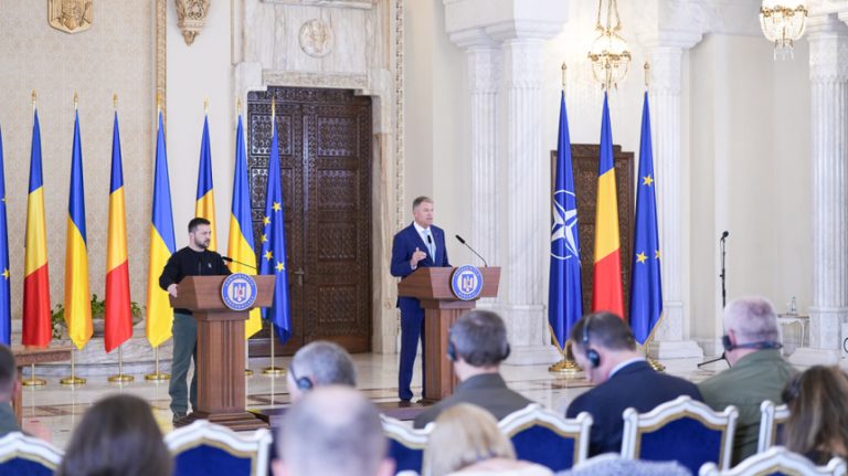 Klaus Iohannis a discutat cu preşedintele Ucrainei Vladimir Zelenski despre consolidarea securităţii la Marea Neagră