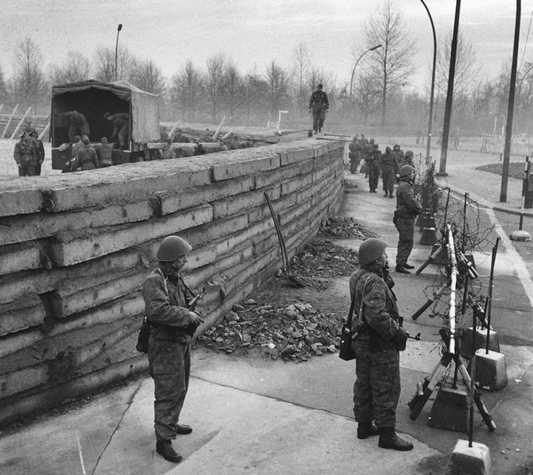 Ultima victimă împuşcată în timp ce încerca să treacă Zidului Berlinului, comemorată după 30 de ani