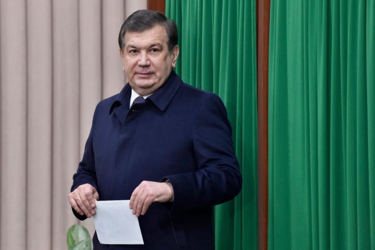 Referendum constituţional în Uzbekistan destinat întăririi puterii preşedintelui Mirzioev
