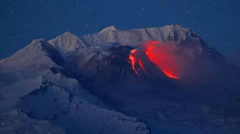Erupţie a unui vulcan din Kamceatka; stratul de cenuşă depus depăşeşte 8,5 cm grosime
